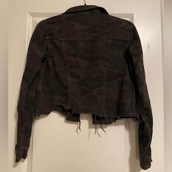 Hidden, Mixology, camouflage jean jacket, cropped, fitted, frayed hem - Picture 2 of 8